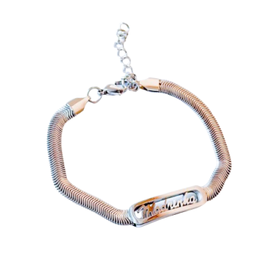 Pulseira metálica prateada com placa gravada Madeira