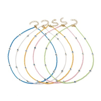 Conjunto de pulseiras finas coloridas com contas e fechos dourados