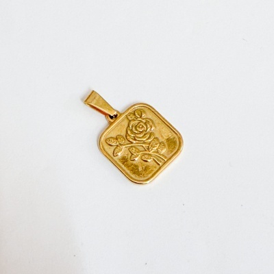Pendente dourado com rosa em relevo