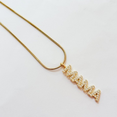 Colar dourado com pendente com letras MAMMA cravadas de cristais