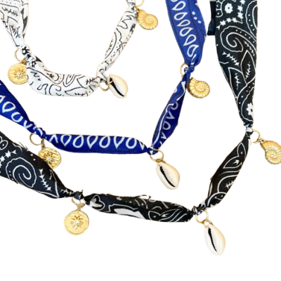 Pulseiras de tecido com padrão bandana e pingentes dourados e búzios