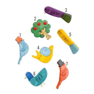 Ímanes coloridos variados em formas de pássaros, caracol, árvore e peixes, com números de 1 a 7 em fundo branco.