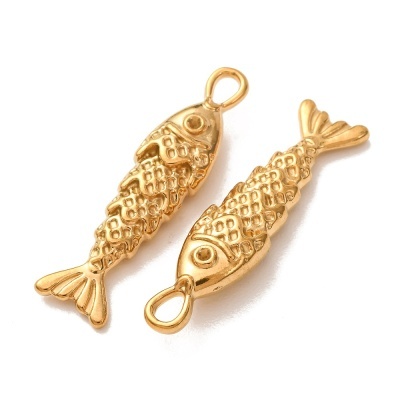Pendentes dourados em forma de peixe com textura de escamas e argola para pendurar