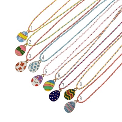 Nove colares com pendentes em forma de ovo coloridos em fundo branco
