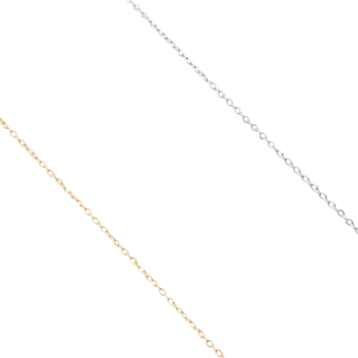 Duas correntes finas, dourada e prateada, com elos pequenos, em fundo branco