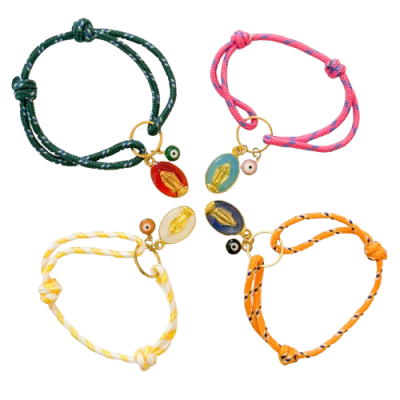 Quatro pulseiras de cordão colorido com pendentes dourados e olhos de proteção