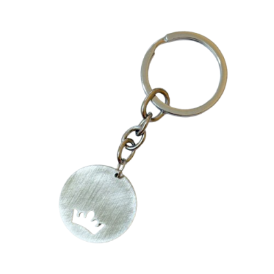 Porta-chaves metálico prateado com pendente redondo com recorte de coroa