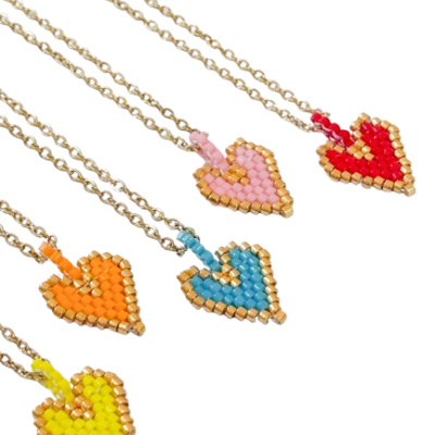 Cinco colares com pendentes de coração em miçangas coloridas