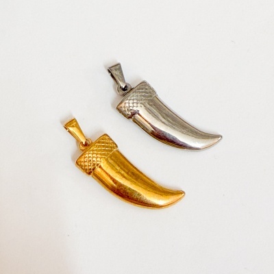 Pendentes em forma de cornos dourado e prateado com textura escamada