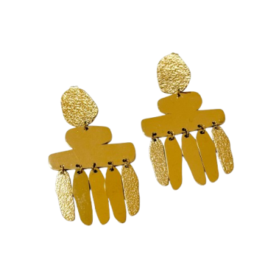 Brincos dourados com várias peças penduradas
