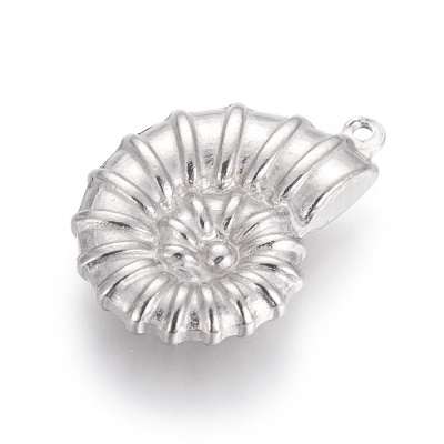 Pingente prateado em forma de ammonite com textura estriada