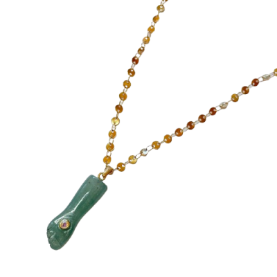 Colar com pendente verde em forma de pé e corrente de contas amareladas e castanhas