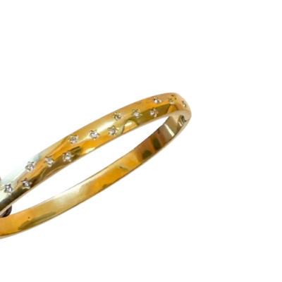 Pulseira rígida dourada com pedras embutidas