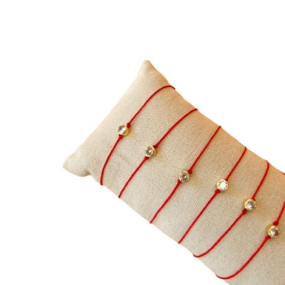 Pulseiras vermelhas com cristais em almofada beige