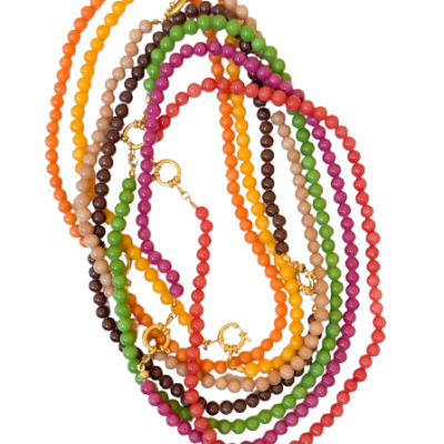 Colares coloridos de contas redondas com fechos dourados sobre fundo branco