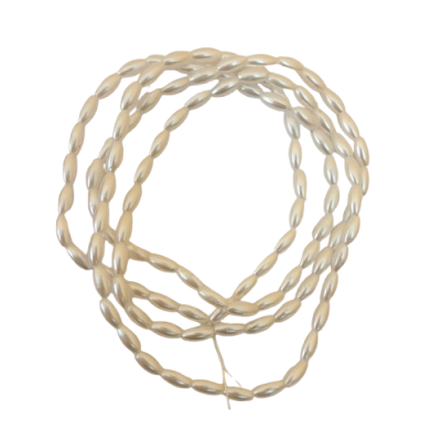 Colar ou corrente de contas alongadas cor bege claro em espiral