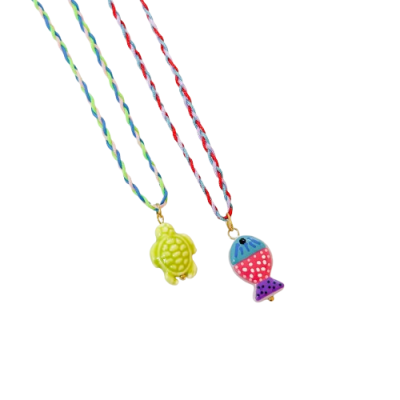 Colares com pendentes de tartaruga verde e peixe colorido em cordões trançados