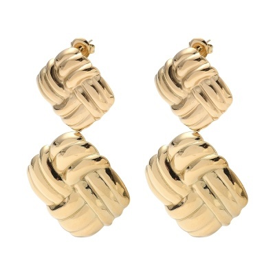 Par de brincos dourados entrelaçados com fecho de pressão