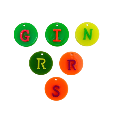 Pendentes redondos de plástico colorido com letras formando a palavra GIRLS