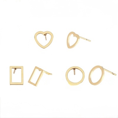Três pares de brincos dourados com formas de coração, retângulo e círculo