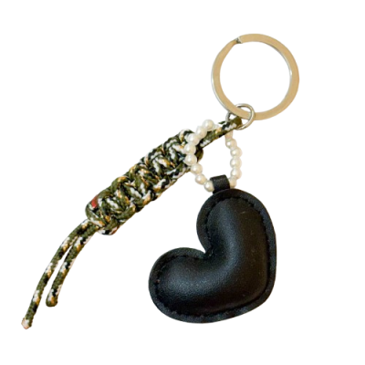 Porta-chaves com cordão trançado e pendente de coração em couro preto