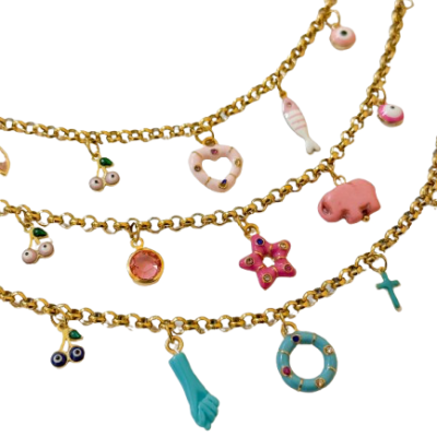 Pulseiras douradas com vários pendentes coloridos