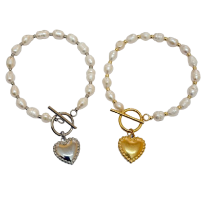 Braceletes com pérolas e corações metalizados prateado e dourado