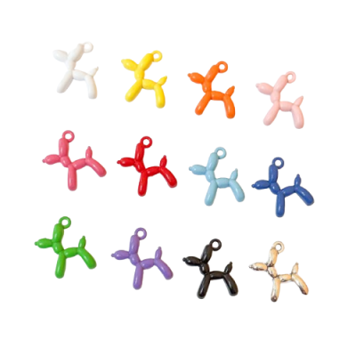 Doze pendentes coloridos em forma de balão animal sobre fundo branco