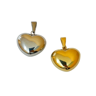 Dois pendentes em forma de coração, um prateado e outro dourado.