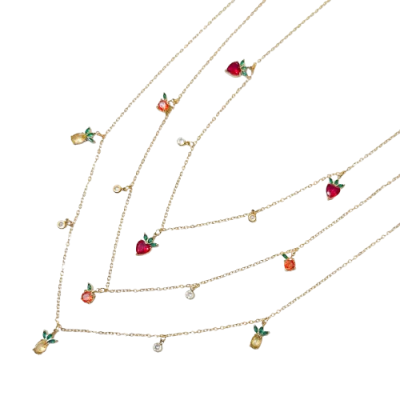 Colares dourados com pendentes de frutas coloridas e pedras brilhantes