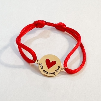 Pulseira vermelha com pendente dourado e frase 'you are my love'