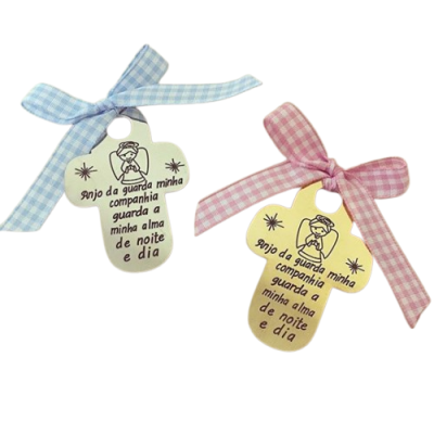 Duas cruzes em madeira com fitas xadrez e texto religioso