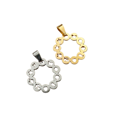 Dois pingentes circulares metálicos dourado e prateado com recortes decorativos