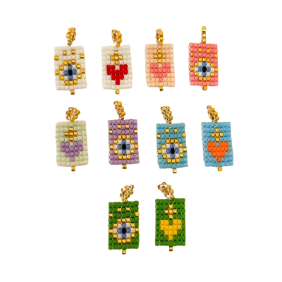 Pendentes retangulares coloridos em miçangas com desenhos variados e argolas douradas.