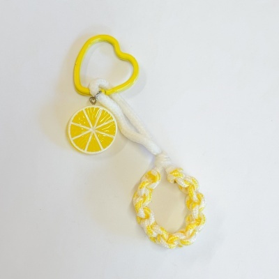 Chaveiro com argola amarela em forma de coração e pendente de limão amarelo.