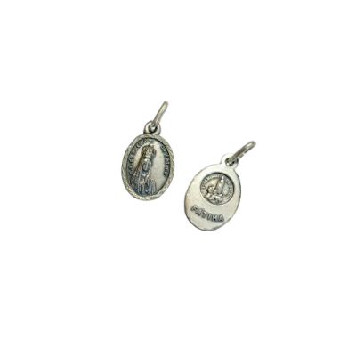Duas medalhas religiosas ovais em metal prateado com diferentes imagens e texto.