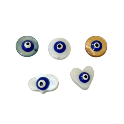 Cinco amuletos de vidro e cerâmica com olhos turcos em várias formas e cores.