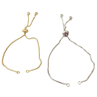 Duas pulseiras ajustáveis, uma dourada e outra prateada, com fecho deslizante