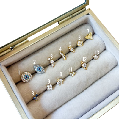 Conjunto de 13 anéis delicados variados em caixa de veludo cinzento