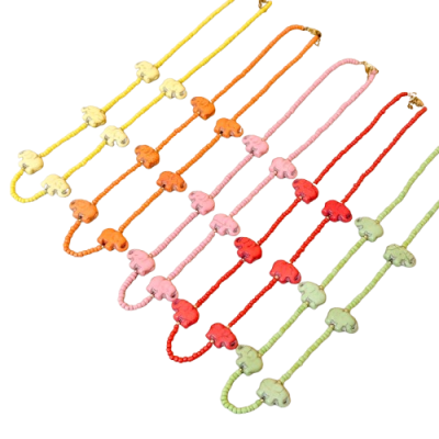 Cinco colares coloridos com contas e pingentes de elefantes em várias cores