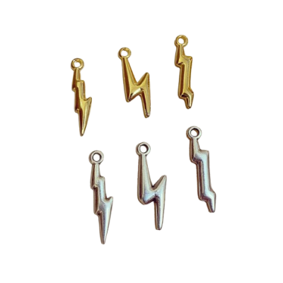 Seis pendentes prata e dourados em forma de raio sobre fundo branco