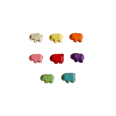 Figuras coloridas de elefantes em cerâmica com texturas rústicas em fundo branco