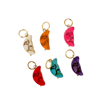 Seis pingentes coloridos em forma de meia-lua com argolas douradas
