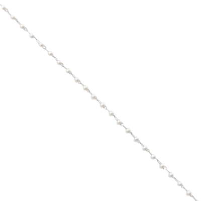 Corrente fina de metal prateado com pequenas pérolas brancas espaçadas uniformemente
