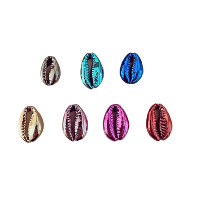 Sete conchas metálicas coloridas brilhantes sobre fundo branco