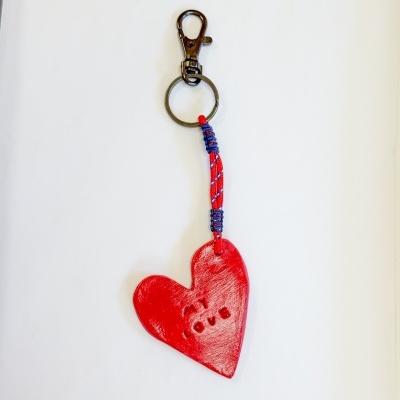 Chaveiro com pendente em forma de coração vermelho e texto my love