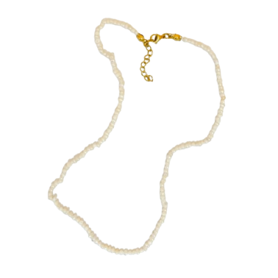 Colar de contas brancas com fecho dourado