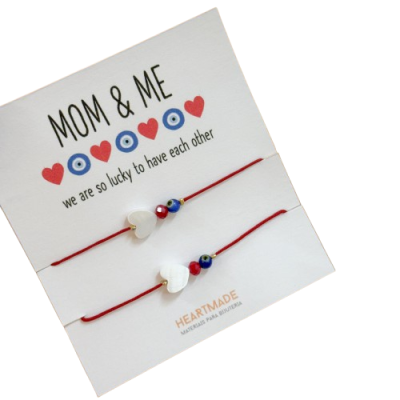 Conjunto de pulseiras MOM & ME com coração branco e contas coloridas em cordão vermelho