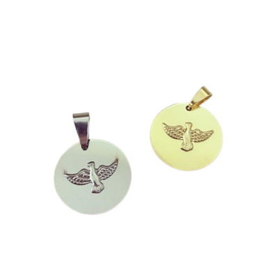 Dois pendentes redondos em metal, um prata e outro dourado, com desenho de ave com asas abertas gravado.