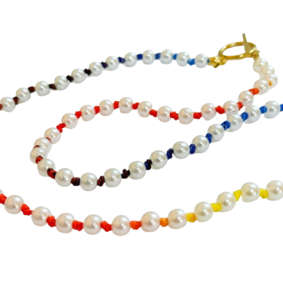 Colar ou pulseira com pérolas e fios coloridos